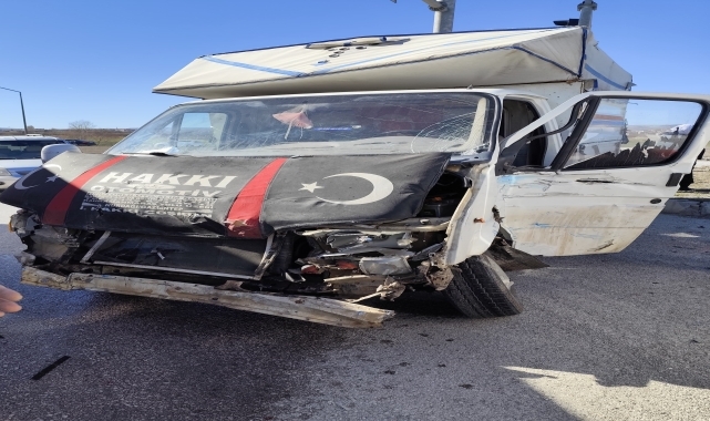 Çorum'da iki hafif ticari araç çarpıştı, 3 kişi yaralandı