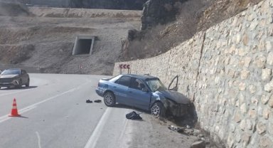 Çorum'da istinat duvarına çarpan otomobildeki 3 kişi yaralandı