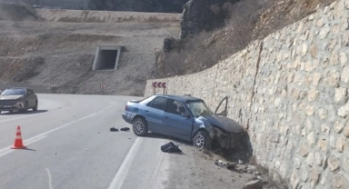 Çorum'da istinat duvarına çarpan otomobildeki 3 kişi yaralandı