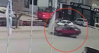 Çorum'da 2 otomobilin çarpıştığı kaza kamerada: 2 yaralı