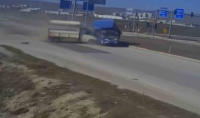 Çorum'da 3 kişinin yaralandığı kaza kamerada