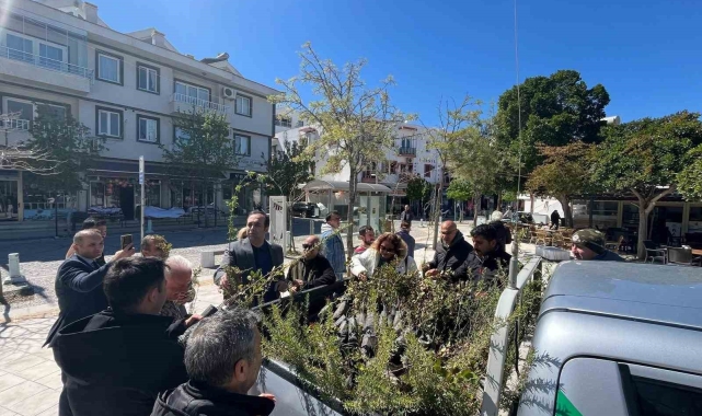 Datça'da bin adet fidan dağıtıldı