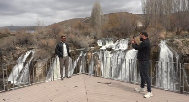 Debisi artan şelale görenleri hayran bırakıyor