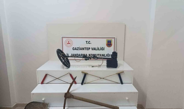 Define bulmak için kaçak kazı yapan 2 şahıs yakalandı