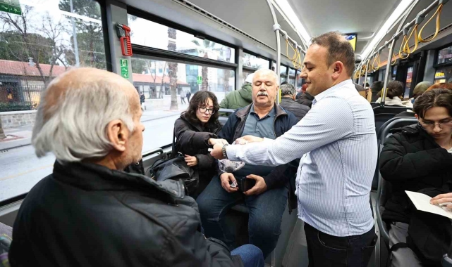 Denizli Büyükşehir iftar saatinde otobüslerde yolculuk yapan vatandaşlara su ve hurma ikramı