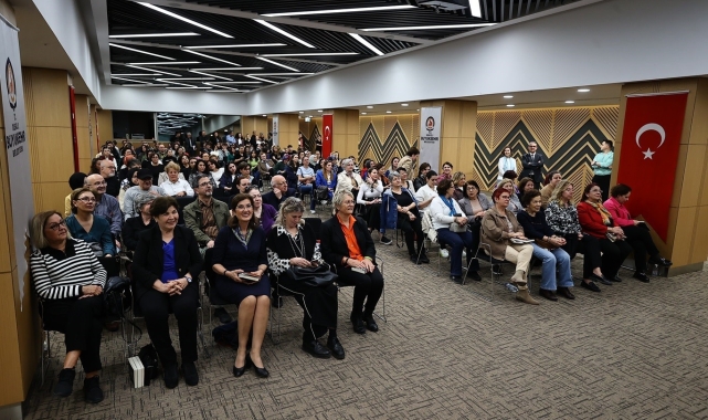 Denizli Büyükşehirin düzenlediği Zeynep Oral ile 8 Mart söyleşisi büyük ilgi gördü