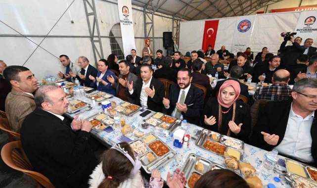 Denizli'de gelenek bozulmadı; ilk iftar yemeği DTO tarafından verildi