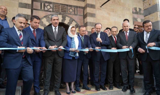 Depremde hasar alan Gaziantep'teki tarihi Alaybey Cami ibadete açıldı