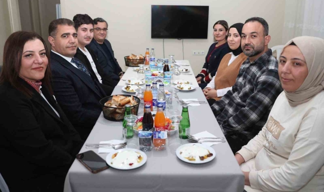 Depremzede aile ile birlikte iftar yaptılar