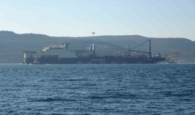 Derin denizde boru döşeme gemisi 'Castorone' Çanakkale Boğazı'ndan geçti