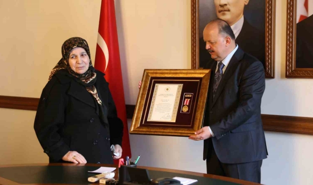 Devlet övünç madalyası tevcih edilen şehit annesi gözyaşlarına hakim olamadı
