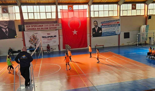 Dikili'de ilkokullar arası mini voleybol şenliği