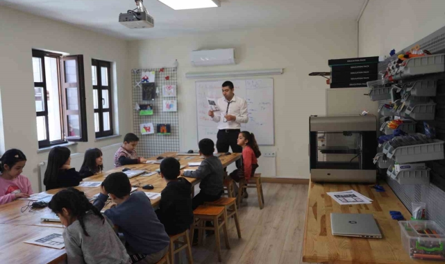 Diyarbakır'da dezavantajlı çocuklar ve okul öğrencileri etkinlik atölyelerinde yazılım gibi birçok alanda eğitim görüyor