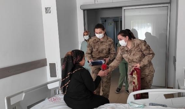 Diyarbakır'da jandarma personeli kadınlarla bir araya gelerek 8 Mart'ı kutladı