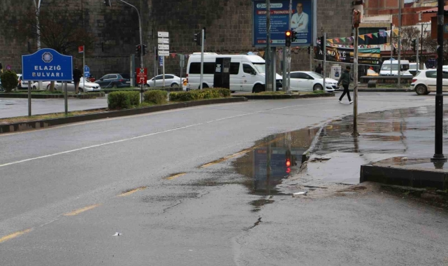 Diyarbakır'da karla karışık yağmur