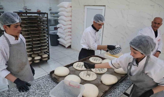 Diyarbakır'da meslek lisesi öğrencileri 130 ihtiyaç sahibi aileye Ramazan pidesi çıkartıyor