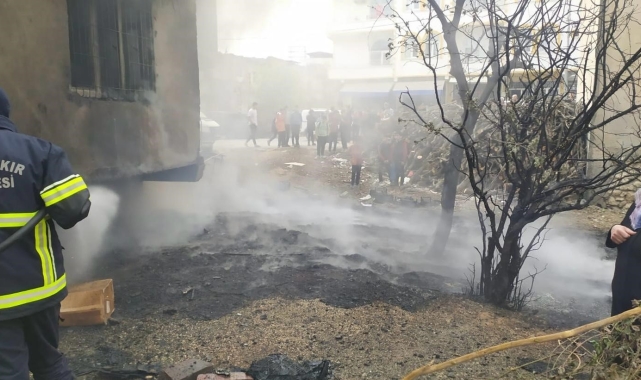 Diyarbakır'da plastik kasaların olduğu depoda yangın