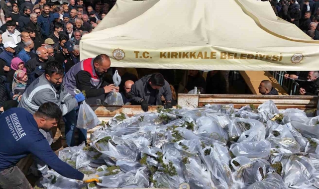 Doğa için uzanan binlerce el: Fidanlar ücretsiz dağıtıldı, vatandaşlar izdiham yaşadı