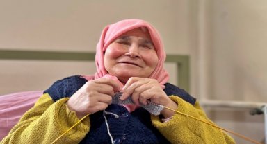 Doğuştan görme engelli Hamide teyze ördüğü örgülerle hayata bağlanıyor