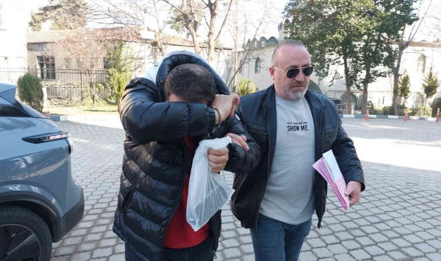 Dolandırıcılıktan 29 yıl hapis cezası bulunan ve sahte altın seti ile yakalanan şahıs adliyeye sevk edildi