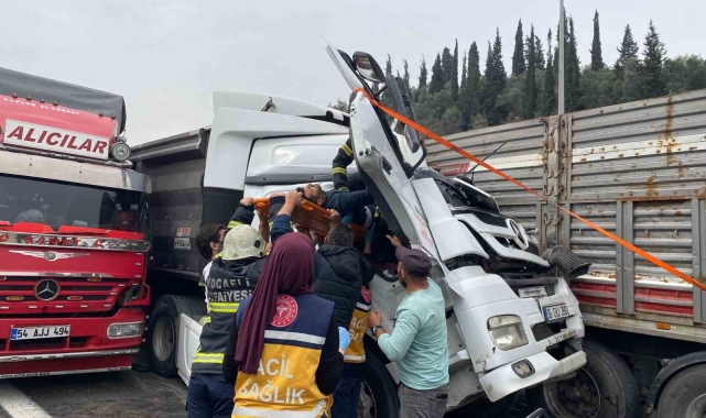 Dört aracın karıştı zincirleme kazada kağıt gibi ezilen kabinden sağ çıktı
