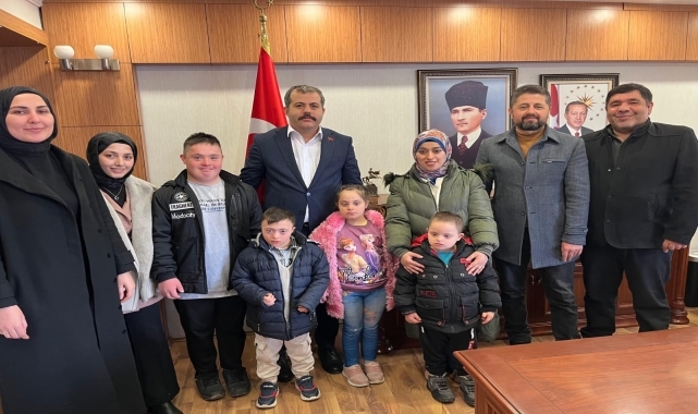 Down sendromlu çocuklar Vezirköprü Kaymakamı Kaya'yı ziyaret etti