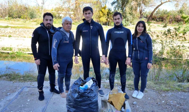 Dünya Su Günü'nde bir damla umut için daldılar, torbalar dolusu çöp çıkardılar