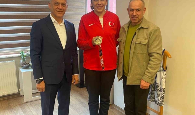 Dünya üçüncüsü boksörden iş insanı Özçelik'e teşekkür ziyareti