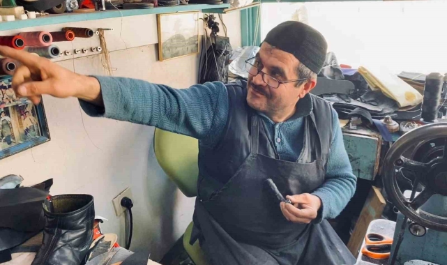 Dünyanın en dar sokağından birinde 45 yıldır ayakkabı tamir ediyor