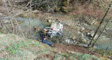 Düzce'de dere yatağına devrilen otomobildeki 4 kişi yaralandı