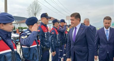 Düzce Valisi Aslan, Bolu Dağı geçişinde güvenlik güçlerinin ve sürücülerin bayramını kutladı