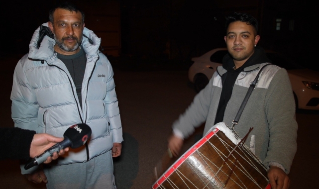 Edirne'de baba ile oğlu vatandaşları sahura davul ve manilerle kaldırıyor