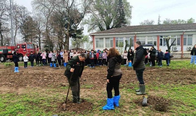 Edirne'de öğrencilere fidan dikme eğitimi verildi