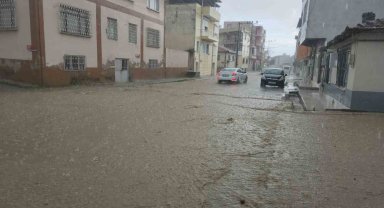 Edremit'te sağanak etkili oldu, cadde ve sokaklar dereye döndü