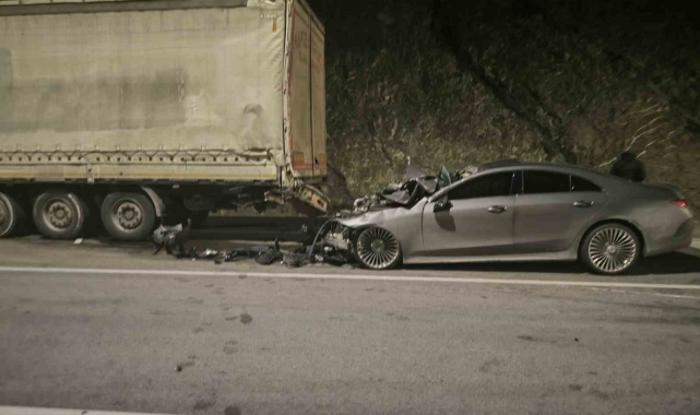 Ehliyetsiz ve alkollü sürücü, önce çekiciye sonra tıra çarptı