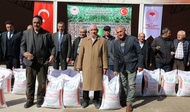Elazığ'da çiftçilere nohut dağıtıldı