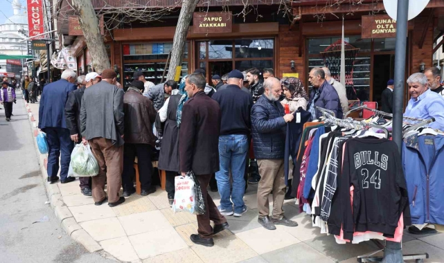 Elazığ'da kıyafetin 100 lira olduğunu duyan vatandaşlar buraya akın etti