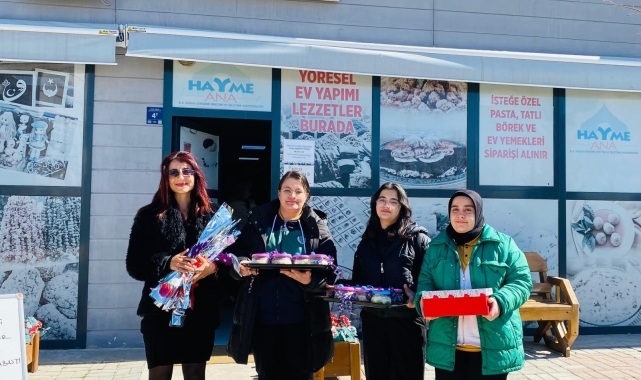 Elazığ'da öğretmen ve öğrencilerden anlamlı 8 Mart kutlaması
