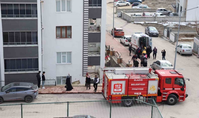 Elazığ'da otomobil apartman boşluna uçtu: 1 yaralı