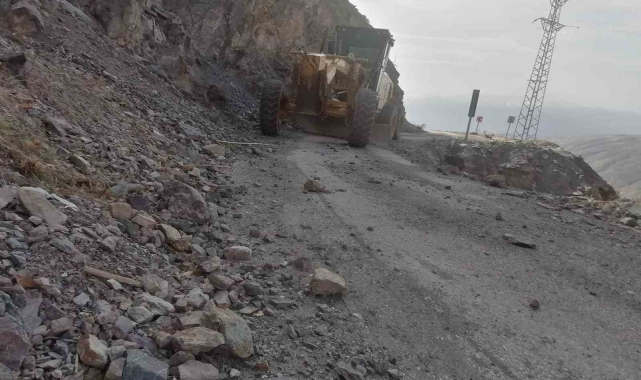 Elazığ'da yola düşen kaya parçalarını kaldırma çalışmaları sürüyor
