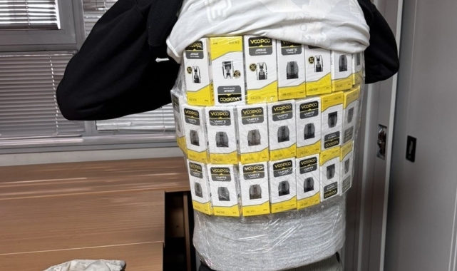 Elektronik sigaraları vücutlarına yapıştıran üçü kadın 6 Bulgar yakalandı