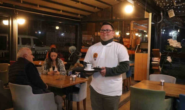 'Engelsiz Kafe'nin gençleri engel tanımıyor