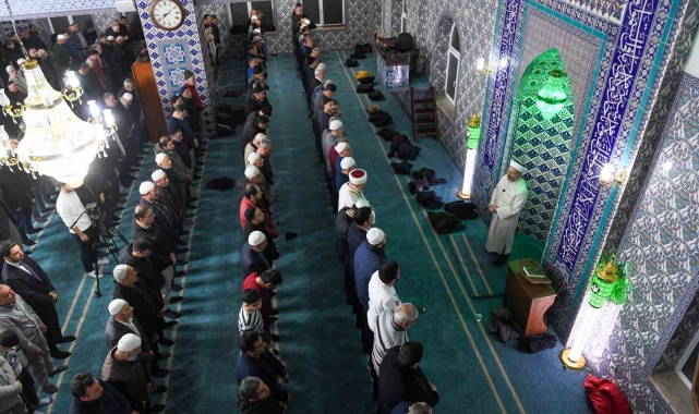 Erbaş, vatandaşın CİMER'den daveti üzerine teravihi mahallesindeki camide kıldırdı