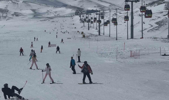 Erciyes'e kar yağdı, sezon uzadı