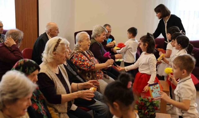 Es Çocuk Evi öğrencileri büyüklerini yalnız bırakmadı