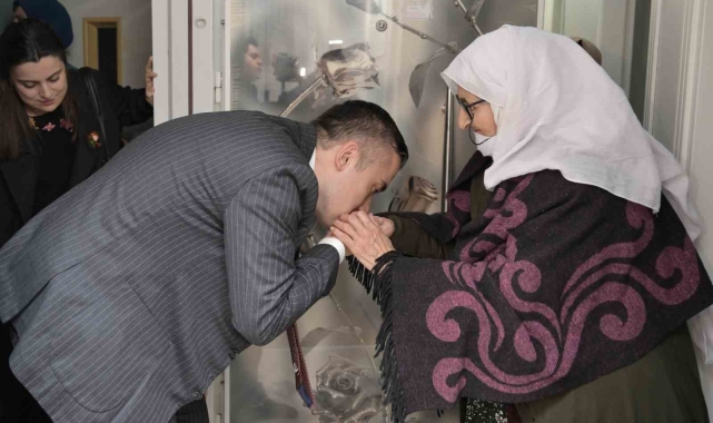 Esenyurt Belediye Başkan Vekili Aksoy, Gülizar teyzenin iftar sofrasına misafir oldu