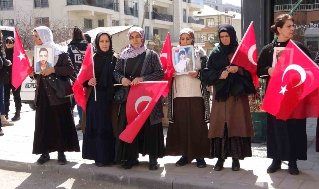 Evlat nöbetindeki aileler: "Terörsüz Türkiye istiyoruz"