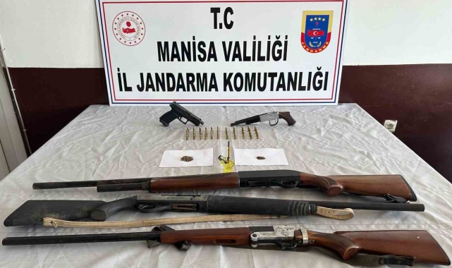 Evlerinde ruhsatsız tabanca ve tüfeklerle yakalandılar