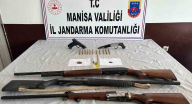 Evlerinde ruhsatsız tabanca ve tüfeklerle yakalandılar