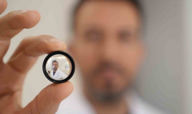 Excimer lazer ve vitrektomi ile görme imkanı